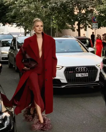 Abrigo largo de cachemira y lana de Ferragamo usado por Leonie Hanne en el desfile de Ferragamo el 21 de septiembre de 2024