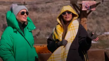 Bufanda con capucha de lana a cuadros de Burberry Runway usada por Mary Cosby como se ve en The Real Housewives of Salt Lake City (T05E02)