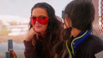 Lunettes de soleil Rick Owens Shield portées par Lisa Barlow comme on le voit dans Les vraies femmes au foyer de Salt Lake City (S05E02)