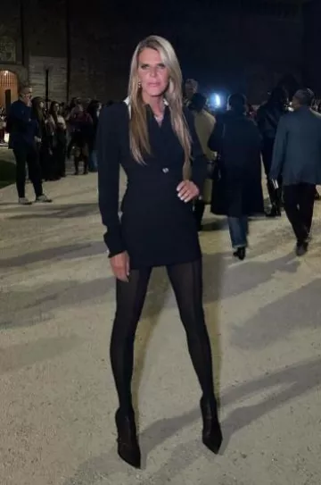 Les cuissardes Attico Cheopissima portées par Anna Dello Russo au défilé Versace le 20 septembre 2024