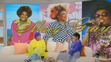 Par Anthropologie Mini-robe à manches longues zippée sur le devant portée par Macy Gray telle qu’elle a été vue au Tamron Hall Show le 23 septembre 2024