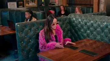 Anna-Karin Karlsson Rose Et Le Rêve Sun porté par Angie Katsanevas comme on le voit dans The Real Housewives of Salt Lake City (S05E02)