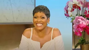Blazer à épaules dénudées à double boutonnage à rayures fines Monse porté par Tamron Hall tel qu’il a été vu lors du spectacle de Tamron Hall le 26 septembre 2024