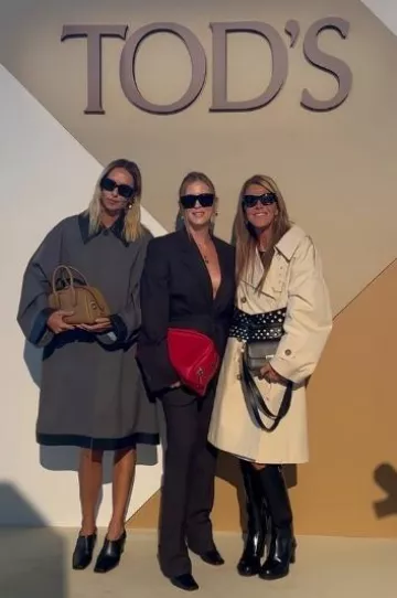 Sac à bandoulière Tod’s T Timeless en cuir Micro porté par Anna Dello Russo au Tod’s Show le 20 septembre 2024