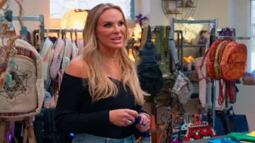Cardigan côtelé à une épaule de Staud Craftsman porté par Heather Gay tel qu’on le voit dans The Real Housewives of Salt Lake City (S05E02)