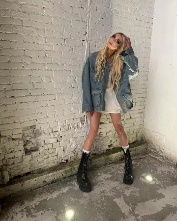 R13 Die Young Stay Pretty Relaxed T Ecru porté par Taylor Momsen lors de l’événement R13 le 10 septembre 2024