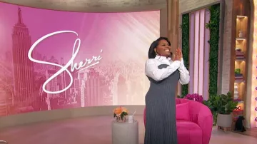 Robe midi en laine mélangée Staud O’Keefe portée par Sherri Shepherd vue à Sherri le 25 septembre 2024