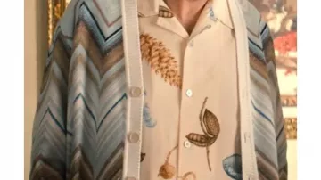 Vestuario de Nobody Wants This: Sasha Roklov (Timothy Simons) usa cárdigan con estampado en zig zag en el episodio 9 de la temporada 1