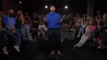 Looks de Amixem: El Youtuber lleva una sudadera con capucha azul sin bolsillos en su video AUTO-ROAST: chocamos violentamente y es tan satisfactorio VOLUMEN 2