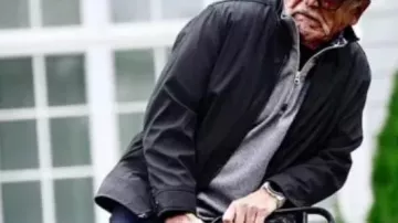 Outfits of Bupkis TV series: Joe Pesci wears Black Parachute Jacket to portray Joe Larocca in season 1, episode 4