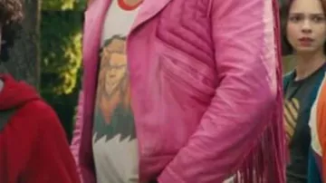 Tenues d’un film Minecraft : Jason Momoa porte une veste en cuir à franges roses pour représenter Garett Garrison