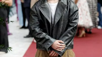 Will Tilston lleva una chaqueta de cuero en la alfombra roja del estreno de la temporada 3 de 'Bridgerton' en Londres en el Odeon Luxe Leicester Square de Londres el 12 de junio de 2024
