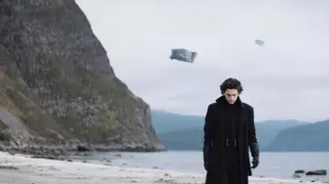 Los looks de la película Dune: Timothée Chalamet lleva un abrigo negro para interpretar a Paul Atreides
