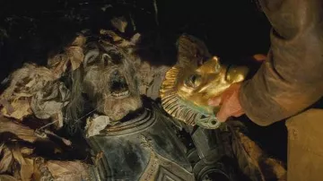 Indiana Jones and the Kingdom of the Crystal Skull Furniture: Death golden mask discovered by Indiana Jones (Harrison Ford) in the movie