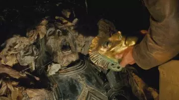 Indiana Jones and the Kingdom of the Crystal Skull Furniture: Death golden mask discovered by Indiana Jones (Harrison Ford) in the movie