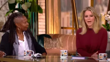 Suéter corto de cachemira Theory usado por Sara Haines como se ve en The View el 24 de septiembre de 2024