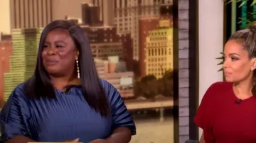 Vestido midi de abanico plisado de Amsale usado por Uzo Aduba visto en The View el 24 de septiembre de 2024