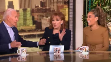 Vestido midi tejido plisado con paneles de Sergio Hudson usado por Sunny Hostin como se vio en The View el 25 de septiembre de 2024