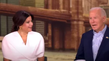 Vestido midi de crepé efecto capa de Flora que lució Ana Navarro en The View el 25 de septiembre de 2024