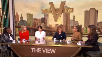 Sergio Hudson Vestido midi de crepé de lana elástica de manga larga con espalda plisada usado por Sara Haines como se vio en The View el 25 de septiembre de 2024