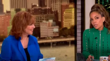Veste carrée Akris Punto Turquoise Taglio Vivo portée par Joy Behar comme on le voit dans The View le 26 septembre 2024
