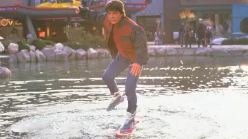 Disfraces de Regreso al Futuro Parte II: Marty McFly (Michael J. Fox) usa las icónicas zapatillas futuristas Nike Air Mag