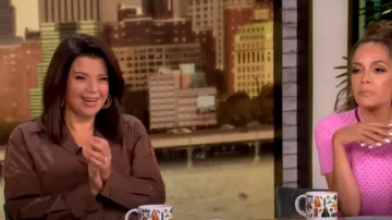 Lafayette 148 New York Vestido camisero de tafetán con cinturón de manga larga usado por Ana Navarro visto en The View el 27 de septiembre de 2024