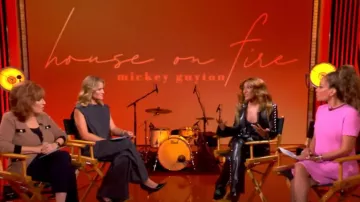 Pantalones con tachuelas de Shailene usados por Mickey Guyton como se ve en The View el 27 de septiembre de 2024