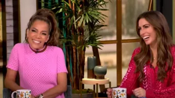 Mini-robe en maille de coton mélangé ajourée bordée de sangles portée par Sunny Hostin, comme on le voit dans The View le 27 septembre 2024