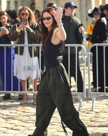 Pantalón Loewe Balloon Cargo en algodón usado por Rachel Brosnahan en el desfile de Loewe el 27 de septiembre de 2024