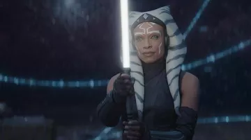 Vestuario y accesorios de la serie de televisión Ahsoka: sable de luz utilizado por Ahsoka Tano (Rosario Dawson) en la temporada 1