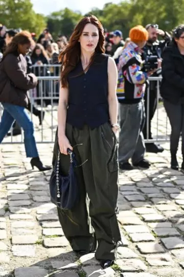 Bolso pequeño Loewe Squeeze en napa Mellow Lambskin usado por Rachel Brosnahan en el desfile de Loewe el 27 de septiembre de 2024