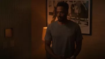 Camiseta Nike Dri-FIT Rise 365 para hombre usada por Lewis Stewart (McKinley Freeman) como se ve en Reasonable Doubt (S02E07)