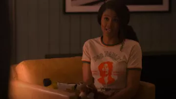 T-shirt officiel Sand Thing Called Love pour hommes porté par Jax Stewart (Emayatzy Corinealdi) comme on le voit dans Reasonable Doubt (S02E07)