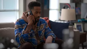 Representa la camisa de franela a cuadros usada por Lewis Stewart (McKinley Freeman) como se ve en Duda razonable (S02E07)