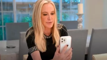Michael Kors Suéter negro de manga corta Cashemere Crystal usado por Shannon Beador como se ve en The Real Housewives of Orange County (T18E12)