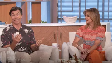 Haut à manches bouffantes à imprimé chevron Ulla Johnson Priscilla porté par Natalie Morales, comme on le voit dans The Talk le 24 septembre 2024