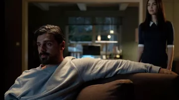 Vestuario de la película Subservience: Nick (Michele Morrone) lleva una sudadera gris de cuello redondo