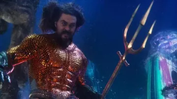 Cosrtumes d’Aquaman et le royaume perdu : Arthur (Jason Momoa) utilise Trident dans le film
