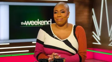 Symone D. Sanders-Townsend porte une robe en tricot abstrait dans l’émission télévisée The Weekend avec Alicia Menendez, Symone Sanders-Townsend et Michael Steele (2024)