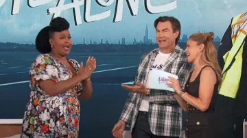 Anthropologie La robe boutonnée Katerina à motif noir portée par Natasha Rothwell telle que vue dans The Talk le 25 septembre 2024