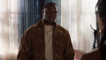 Veste de survêtement en velours Daily Paper Rhythm portée par Cam Watkins (Mitchell Edwards) comme on le voit dans All American : Homecoming (S03E13)