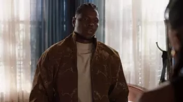 Veste de survêtement en velours Daily Paper Rhythm portée par Cam Watkins (Mitchell Edwards) comme on le voit dans All American : Homecoming (S03E13)