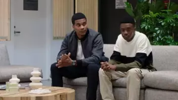 Chaqueta de gamuza sintética Robert Barakett Lachine usada por el entrenador Marcus Turner (Cory Hardrict) como se ve en All American: Homecoming (T03E13)