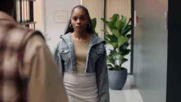 Zara Trf Veste courte en jean portée par Simone Hicks (Geffri Maya Hightower) comme on le voit dans All American : Homecoming (S03E13)