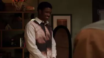 Chemise à imprimé aquarelle Zara portée par Orlando 'Lando' Johnson (Martin Bobb-Semple) telle qu’on la voit dans All American : Homecoming (S03E13)