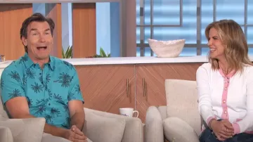 Camisa de manga corta Volcom Lazy Dazey en azul eléctrico usada por Jerry O'Connell como se vio en The Talk el 27 de septiembre de 2024