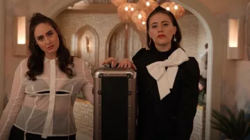 Alice + Olivia Addison Veste portée par Tawny Brothers (Siena Werber) comme on le voit dans Only Murders in the Building (S04E05)