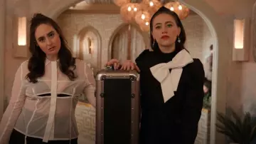 Alice + Olivia Addison Veste portée par Tawny Brothers (Siena Werber) comme on le voit dans Only Murders in the Building (S04E05)