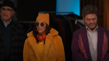 Forever 21 Manteau court en peluche porté par Eva Longoria (Eva Longoria) comme on le voit dans Only Murders in the Building (S04E05)